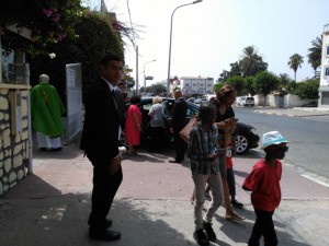 Przed kościołem w Agadirze. Bernadette Chirac wsiada do samochodu                               